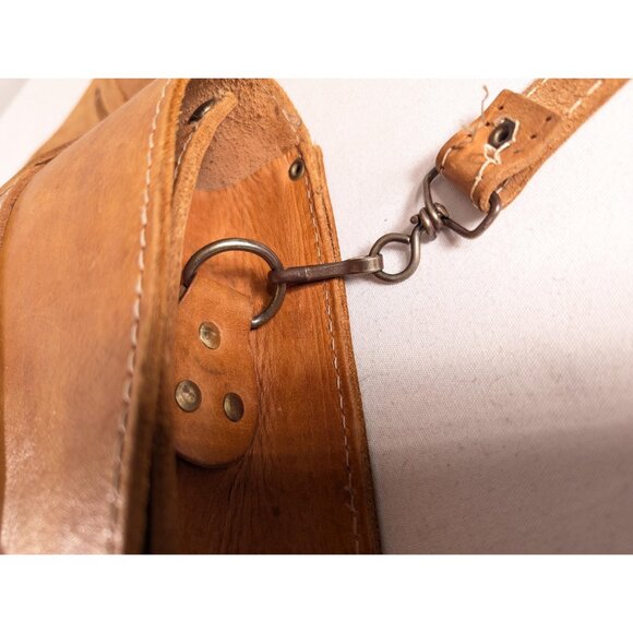 Vintage caramel brown saddle leather messenger bag, smaller laptop bag - Picture 5 of 9